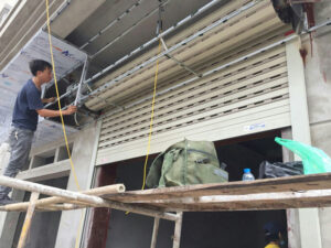 Vì sao bạn nên chọn dịch vụ sửa cửa cuốn Quận 3?